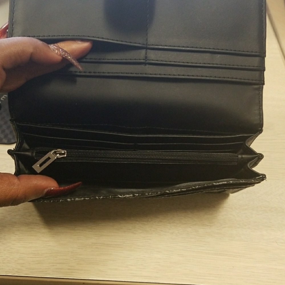 Authentic Guess Wallet - Picture 3 of 4
